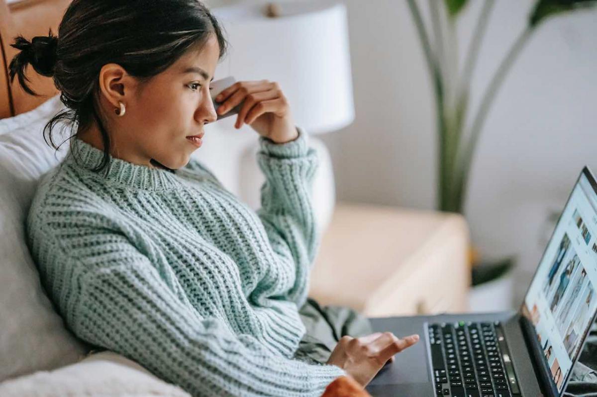 Licenziata in smart working: datore di lavoro conteggiava le battute alla tastiera, lei non digitava abbastanza